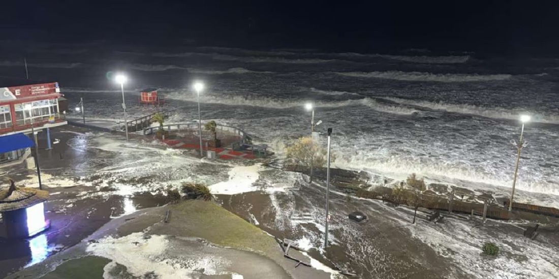 Olas gigantes y vientos de 100 km/h mantienen en alerta a toda la Costa bonaerense