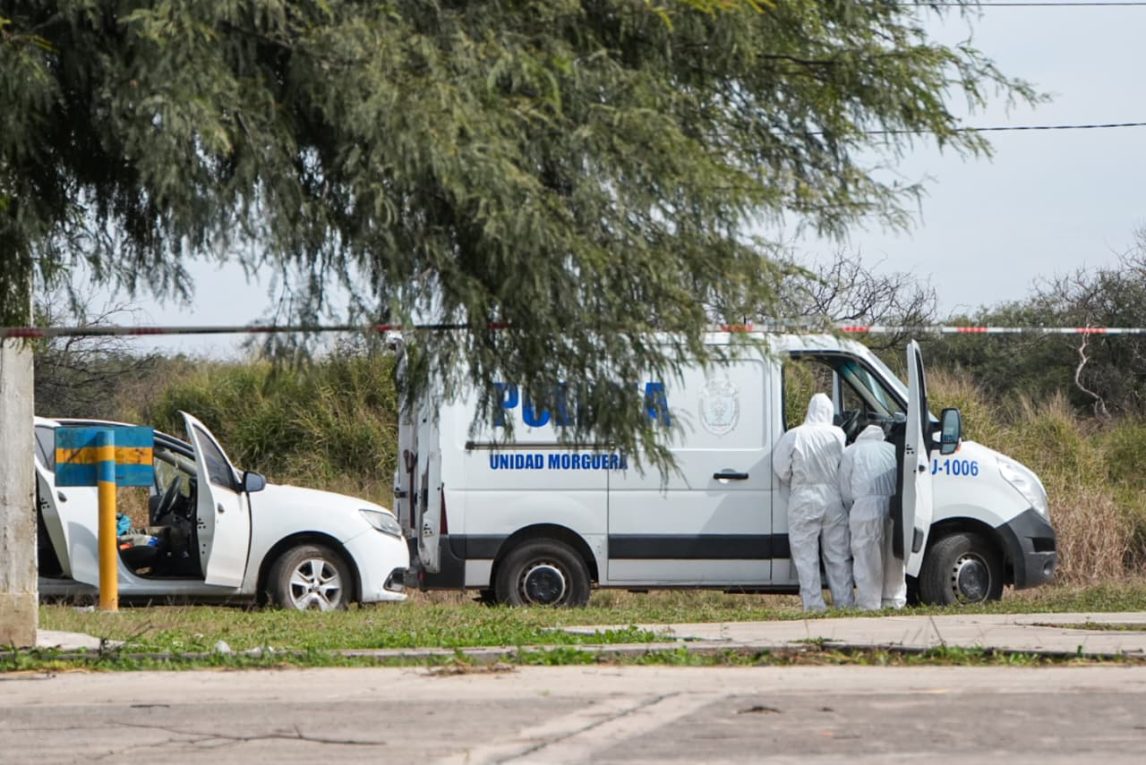 Encuentran a un hombre muerto dentro de un auto: el cuerpo presenta un disparo de arma de fuego