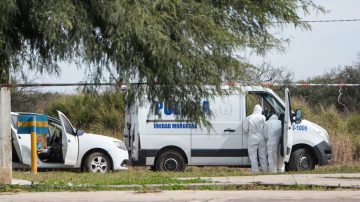 Encuentran a un hombre muerto dentro de un auto: el cuerpo presenta un disparo de arma de fuego