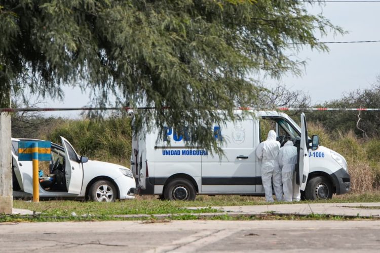 Encuentran a un hombre muerto dentro de un auto: el cuerpo presenta un disparo de arma de fuego