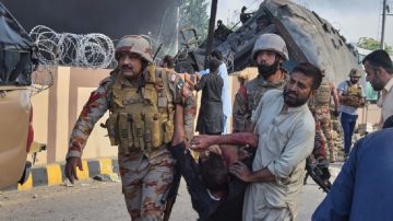 Al menos 24 muertos tras un atentado contra un tren militar en Pakistán
