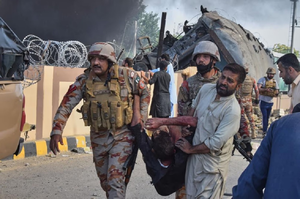 Al menos 24 muertos tras un atentado contra un tren militar en Pakistán