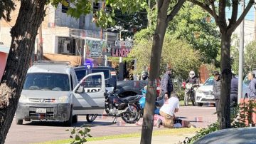 Accidente frente al Parque Sur: una motociclista sufrió lesiones y quedó tendida sobre la calzada tras un choque