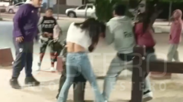 Video: terrible pelea entre hombres y mujeres en plena Plaza Belgrano de La Banda