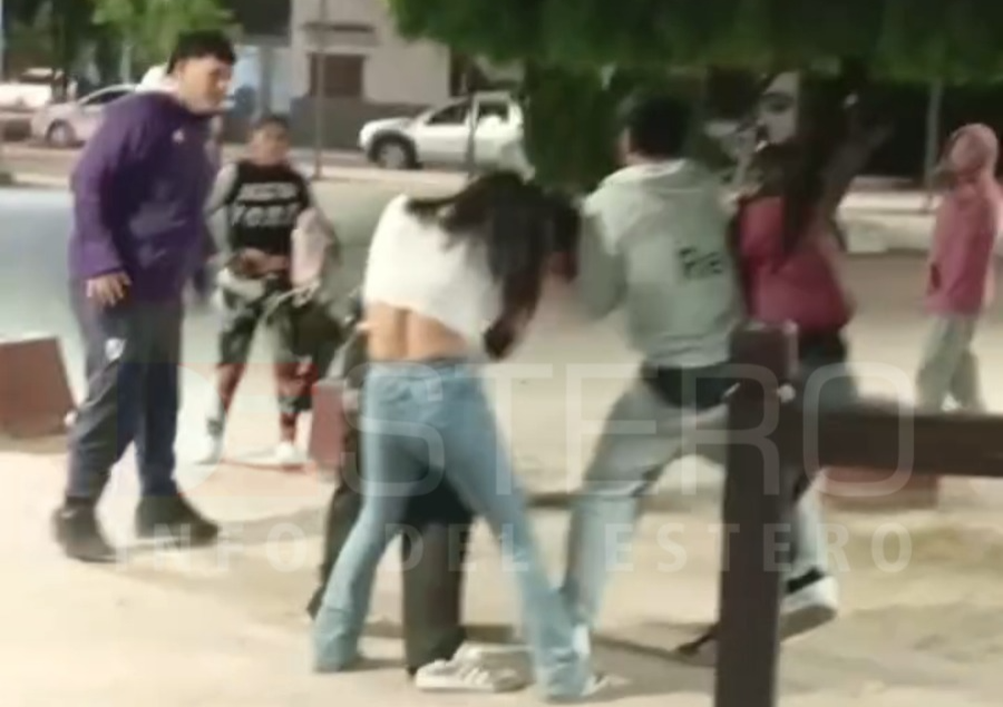 Video: terrible pelea entre hombres y mujeres en plena Plaza Belgrano de La Banda