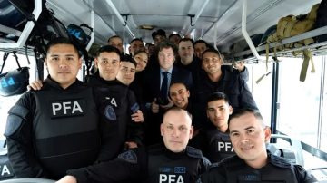 La seguridad de Milei: entre “sueldos de hambre”, trabajos de Uber para subsistir y deserción