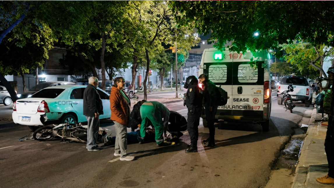 Indignación en la avenida Belgrano: chocó a una motociclista, provocó un accidente en cadena y escapó