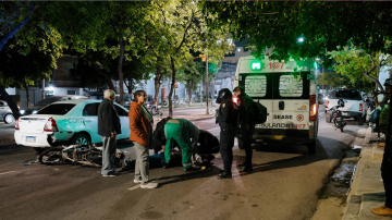 Indignación en la avenida Belgrano: chocó a una motociclista, provocó un accidente en cadena y escapó