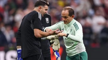 Dibu Martínez sufrió una fractura, pero llegaría al debut en el Mundial