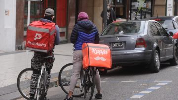 Un repartidor necesita hacer 453 pedidos para sostener un hogar de cuatro personas, según un informe