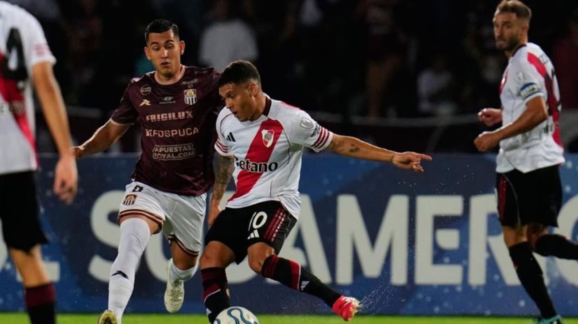 Con todo en contra, River se impuso por 2 a 1 con gol agónico de Salas frente a Carabobo