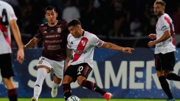 Con todo en contra, River se impuso por 2 a 1 con gol agónico de Salas frente a Carabobo