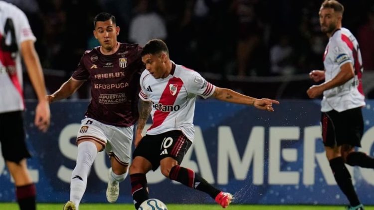 Con todo en contra, River se impuso por 2 a 1 con gol agónico de Salas frente a Carabobo