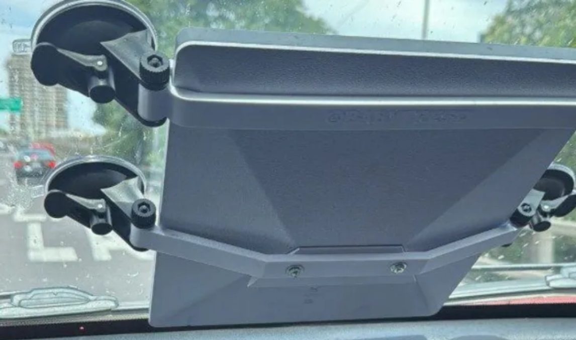 Atención conductores: multarán a quienes lleven antenas Starlink en el parabrisas