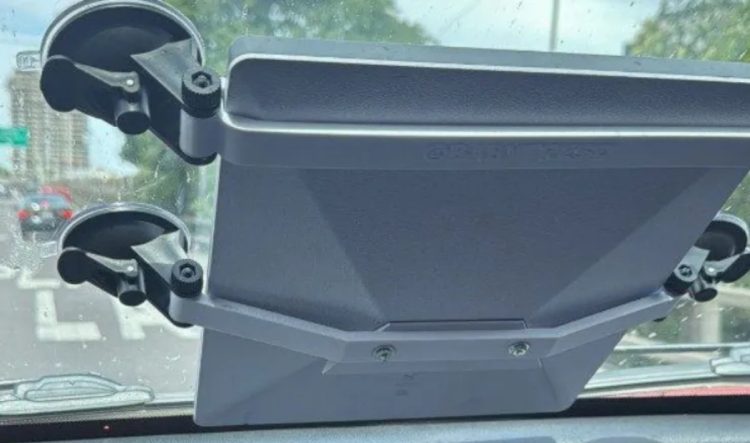 Atención conductores: multarán a quienes lleven antenas Starlink en el parabrisas