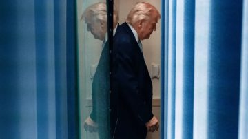 Trump entre la espada y la pared: debe elegir entre una operación militar imposible o un acuerdo con Irán
