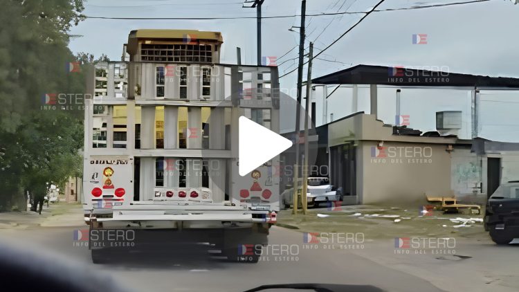 VIDEO | La Banda: un camión quedó atascado por el estado de una lomada en Dean Funes al 300