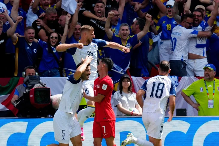 Canadá igualó ante Bosnia en su estreno mundialista