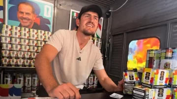 La imagen viral del Mundial: Harry Maguire atendió un puesto de figuritas en Estados Unidos