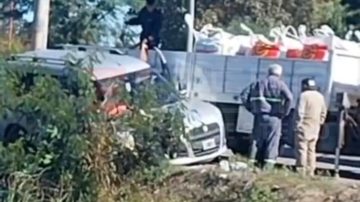 Pudo ser una tragedia: se desbordó la acequia de Av. Aguirre y una camioneta se llevó la peor parte