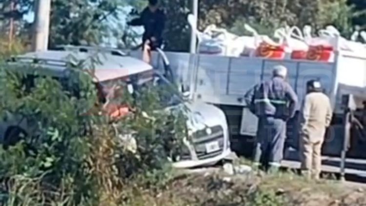 Pudo ser una tragedia: se desbordó la acequia de Av. Aguirre y una camioneta se llevó la peor parte