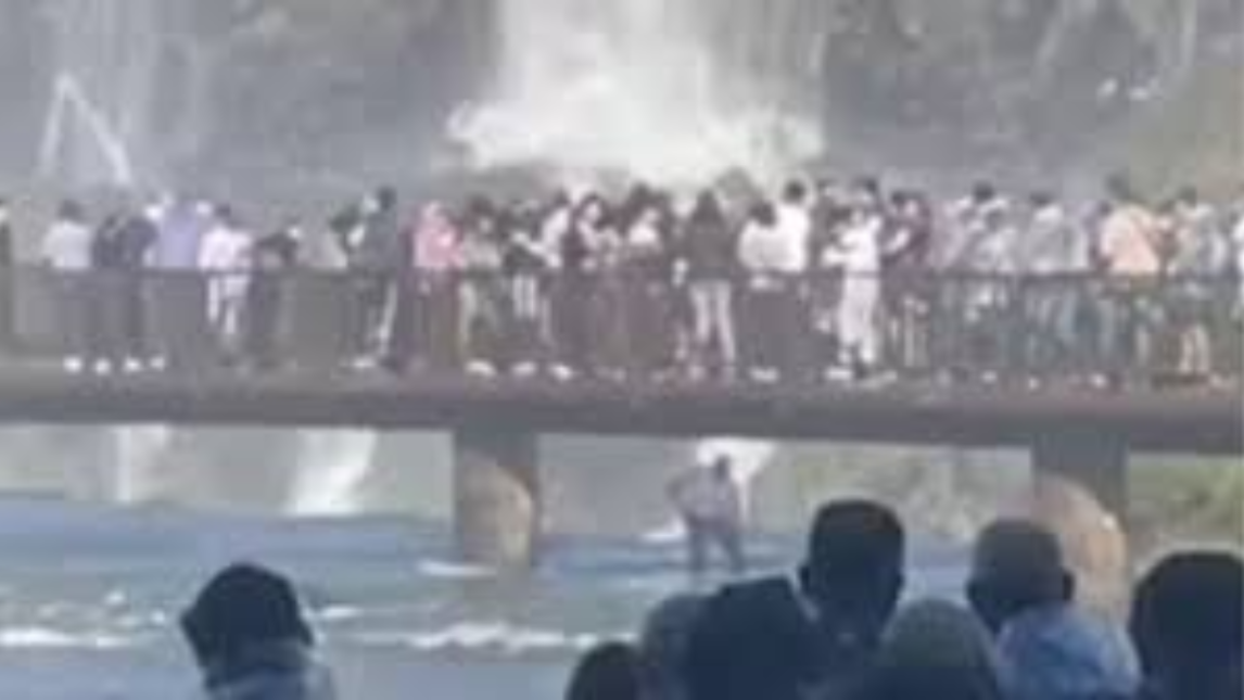 Video: un turista brasileño se tiró al agua tras perder su celular en las Cataratas del Iguazú