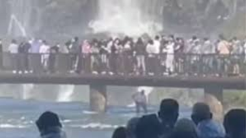 Video: un turista brasileño se tiró al agua tras perder su celular en las Cataratas del Iguazú