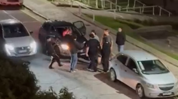 En plena pelea, un jóven discutió con un conductor, recibió un empujón y fue atropellado por un auto