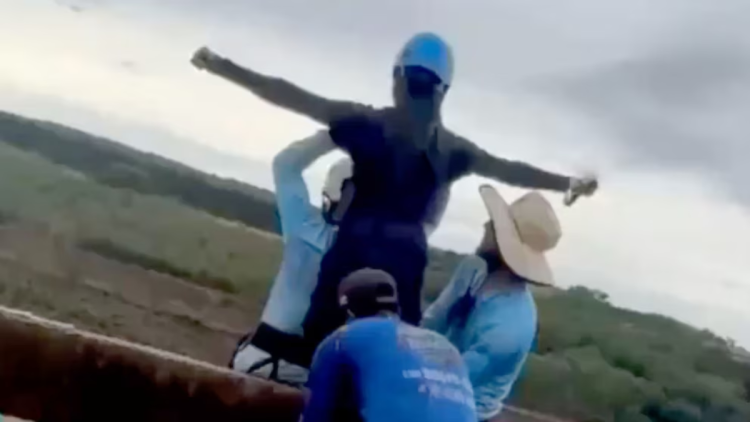 VIDEO: una mujer saltó desde un puente de 30 metros en Brasil, pero fue lanzada sin las cuerdas de seguridad y murió