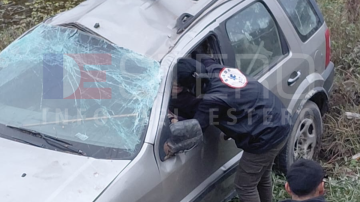 Un hombre de 83 años volcó con su auto y terminó dentro de un desagüe