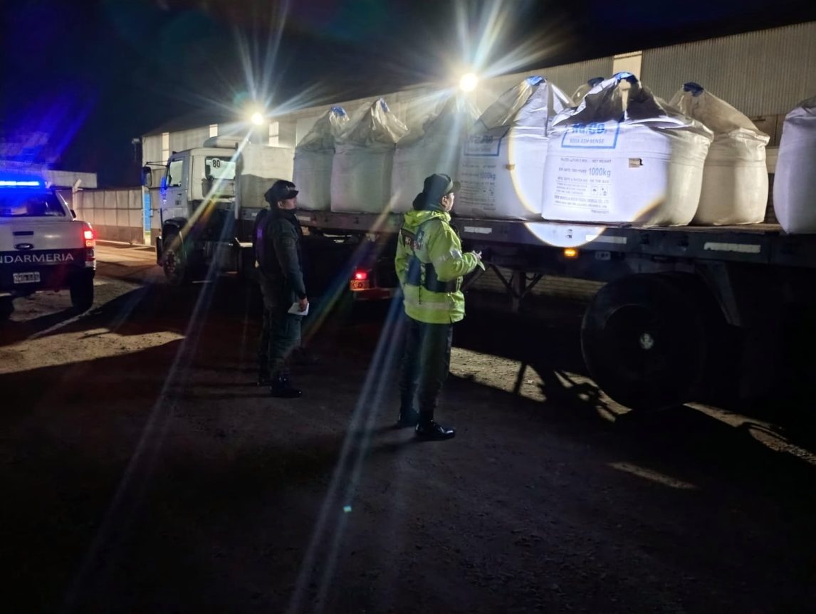 Tras detectar un camión irregular, descubren un gigantesco acopio de carbonato de sodio