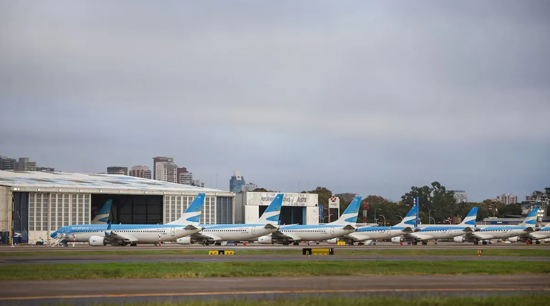 El Gobierno de Milei autorizó el cobro de una tasa de seguridad y viajar en avión será 565% más caro