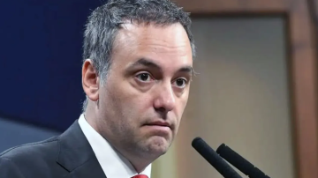Denuncian que Manuel Adorni mantiene custodia y un vehículo oficial pese a haber dejado el Gobierno
