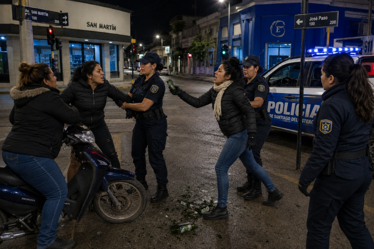 Violenta pelea entre tres mujeres terminó con intervención policial en el centro de Añatuya