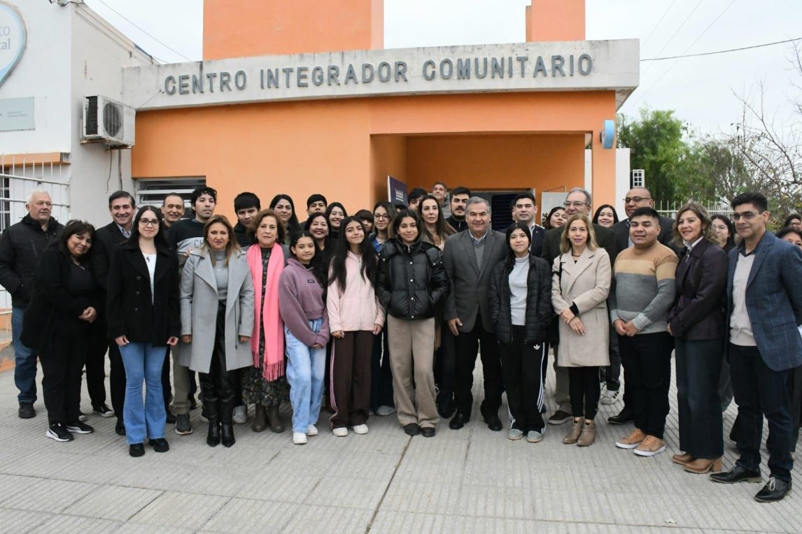 La intendente Norma Fuentes y la ministra de Salud, Natividad Nassif inauguraron un consultorio de salud integral para adolescentes
