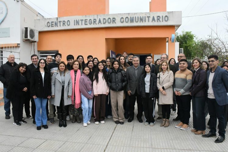 La intendente Norma Fuentes y la ministra de Salud, Natividad Nassif inauguraron un consultorio de salud integral para adolescentes