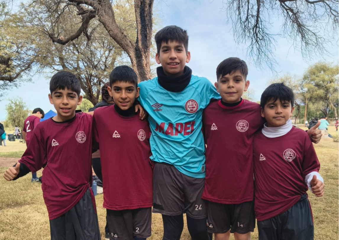 Cinco pequeños santiagueños representan al selectivo de Lanús en un torneo nacional en Catamarca