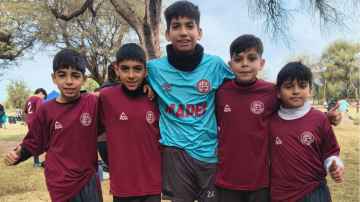 Cinco pequeños santiagueños representan al selectivo de Lanús en un torneo nacional en Catamarca