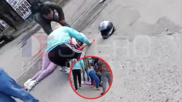 VIDEO. Una mujer terminó herida tras un choque entre una moto y una camioneta
