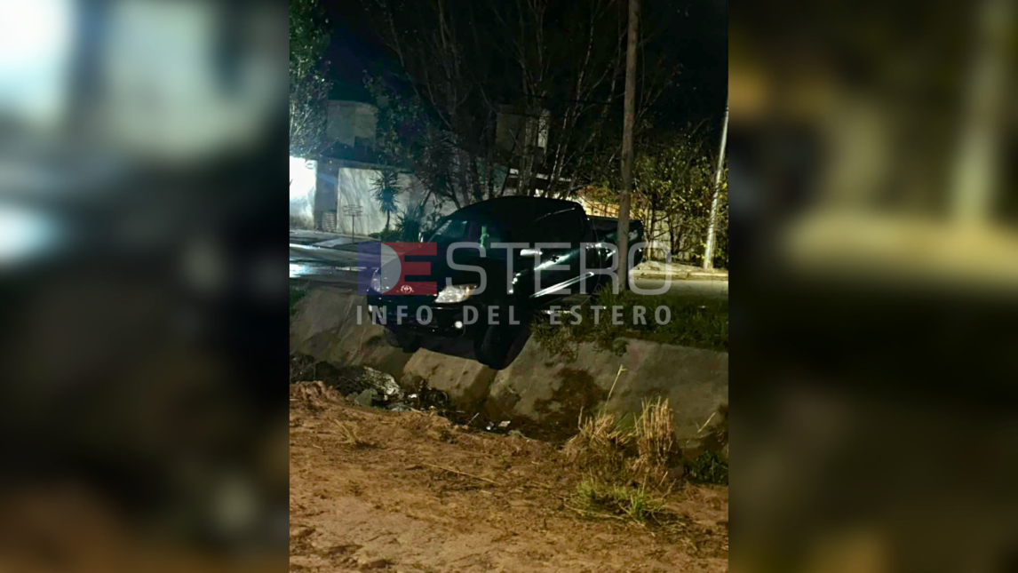 Una camioneta cayó a la acequia del B° Villa del Carmen durante la madrugada