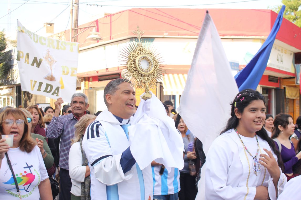 “Jesucristo, Pan de Vida”: emotiva celebración de Corpus Christi en La Banda