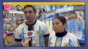 Arranca el Mundial y Santiago ya se viste de celeste y blanco: crecen las ventas de camisetas, gorras y cotillón