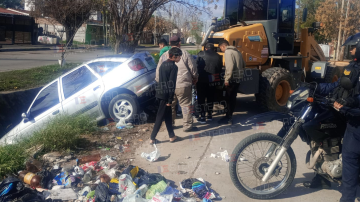 Olvidó colocar el freno de mano y su auto terminó dentro de un canal