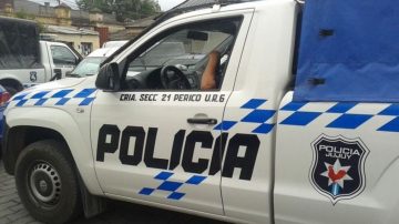 Un hombre golpeó, mordió y dejó encerrada a su pareja en el baño