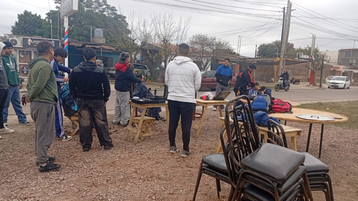 Barberos solidarios realizaron una olla popular y cortes gratuitos para niños en el barrio Juan Díaz de Solís