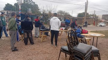 Barberos solidarios realizaron una olla popular y cortes gratuitos para niños en el barrio Juan Díaz de Solís