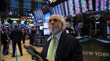 El riesgo país profundiza su caída y se acerca a la barrera de los 430 puntos