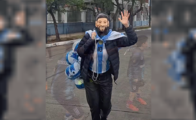 Virginia Gallardo se “disfrazó” de Messi regaló pelotas y bailó en la costanera de Corrientes