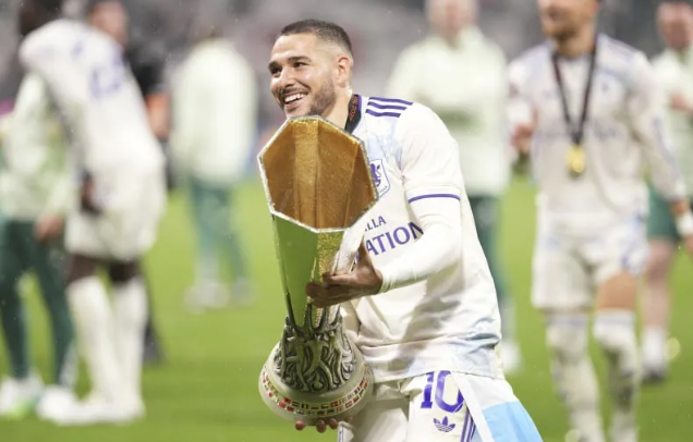Desde la Selección Argentina llamaron a Emiliano Buendía por una posible baja antes del Mundial