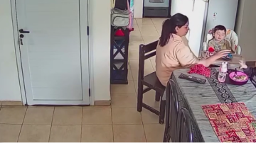 Una madre descubrió por las cámaras que la niñera golpeaba a su hija y la denunció